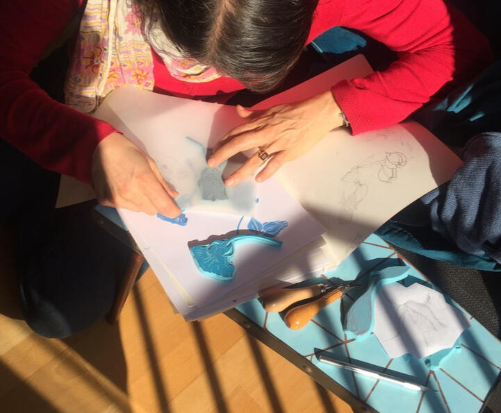 Verena Postweiler schnitzt