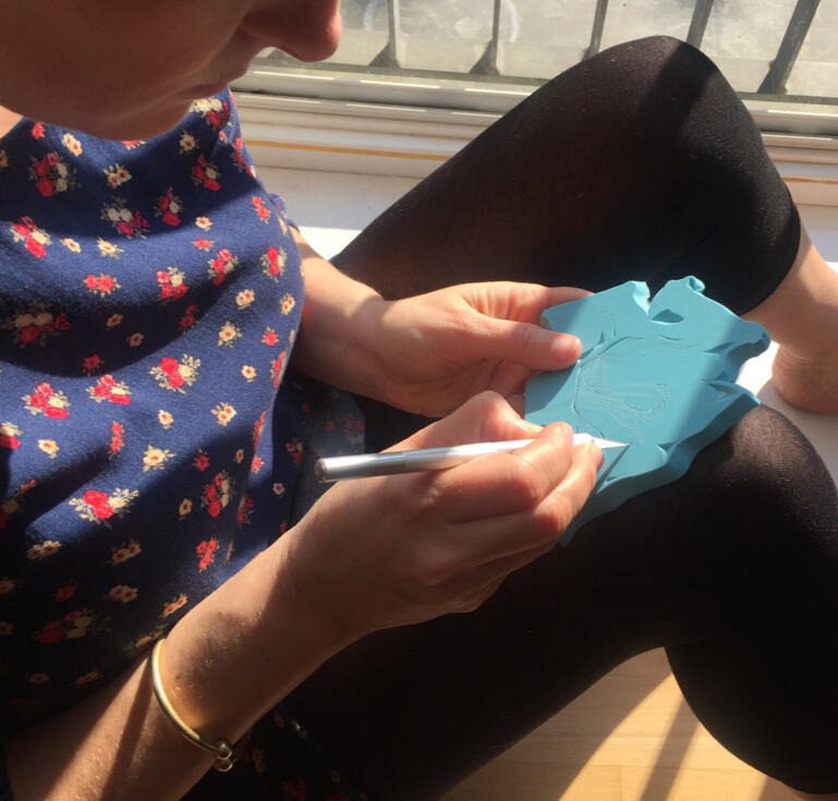 Nina schnitzt einen Stempel